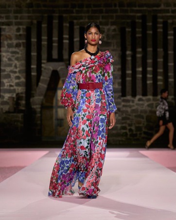 كارولينا هيريرا تلتقي بالغروب المكسيكي في مجموعة ريزورت 2025 والنتيجة تصاميم فريدة من نوعها